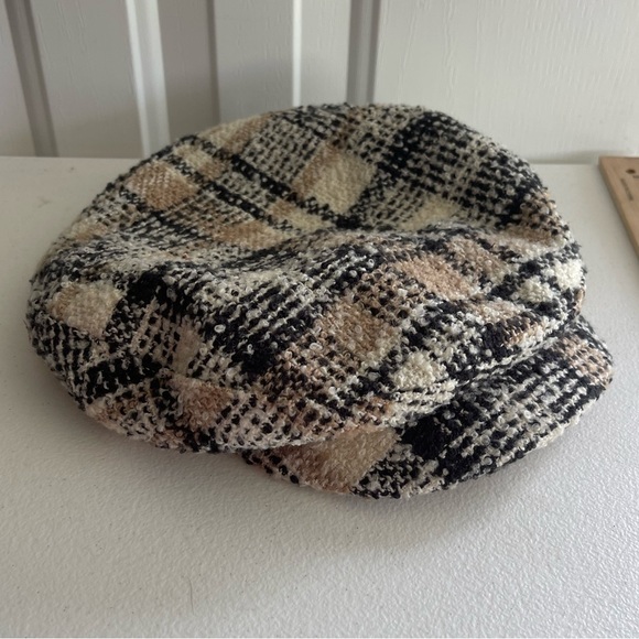 H&M Accessories - H&M nwt tan black plaid knit cabby hat